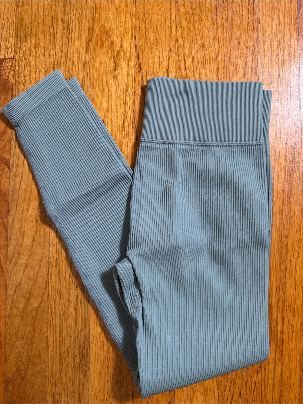 Ribbed Leggings in baby blue.